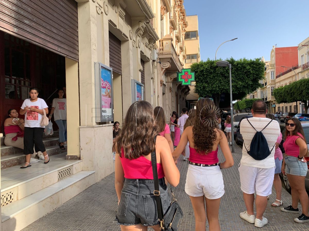 Colas en el Perelló para ver Barbie a 1 hora de su estreno