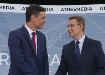 MADRID , 10/07/2023.- Los candidatos a la presidencia del Gobierno, el socialista Pedro Sánchez (i) y el popular Alberto Núñez Feijoo, antes de iniciar el debate electoral hoy lunes en Madrid. EFE/ Juanjo Martín.