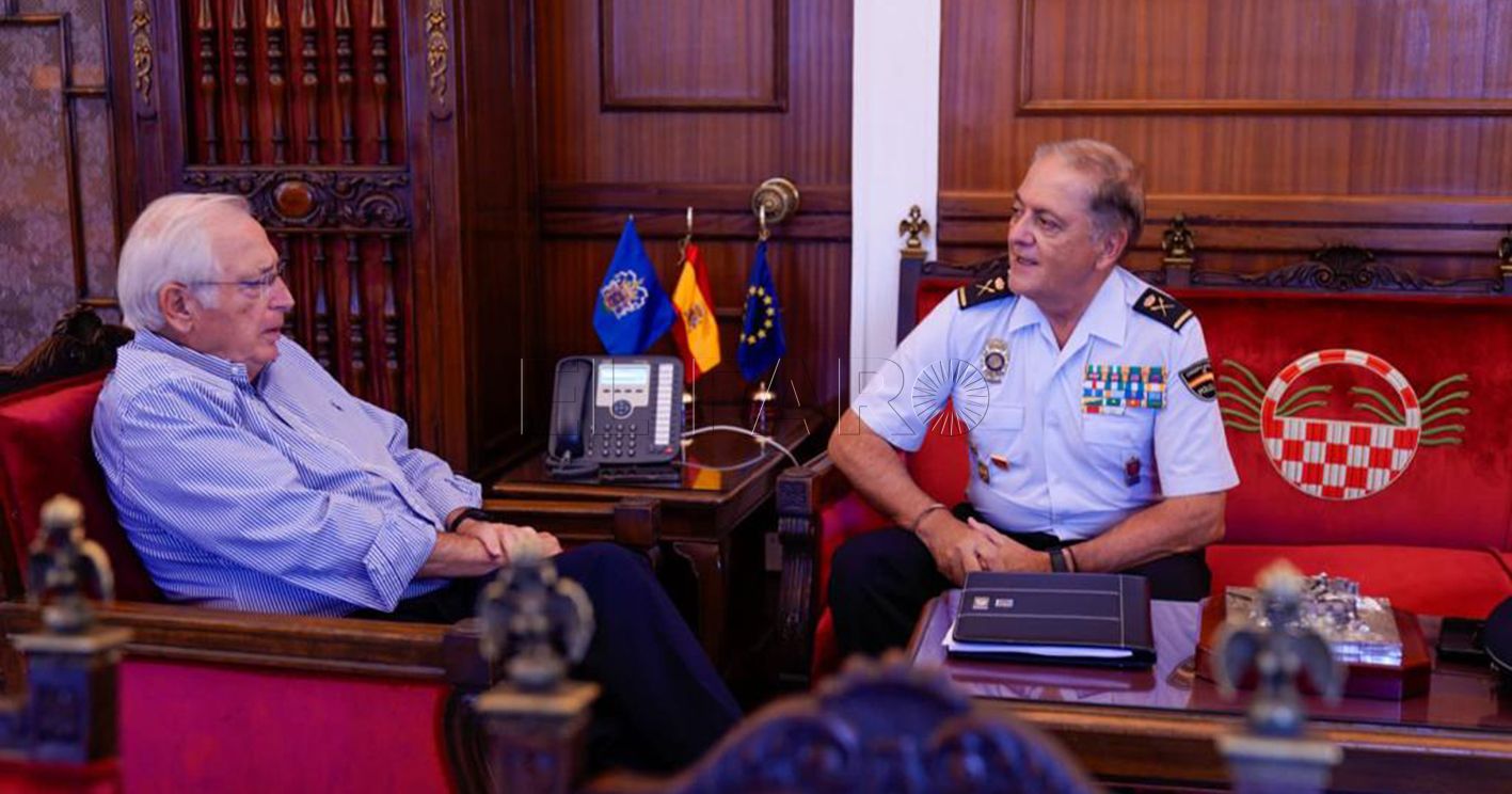 Imbroda recibe en su despacho al Jefe Superior de Policía