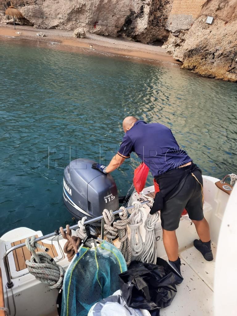 Medio Ambiente limpia el fondo de la Ensenada de los Galápagos