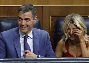 MADRID, 17/08/2023.- El presidente del Gobierno en funciones y diputado socialista Pedro Sánchez (i) conversa con la ministra de Trabajo en funciones y diputada de Sumar Yolanda Díaz (d) conversan en el Congreso de los Diputados mientras asisten a la votación de la mesa y el acatamiento de la Constitución, este jueves en Madrid. EFE/ Chema Moya