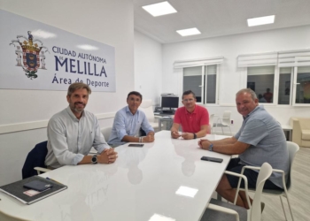 En la reunión mantenida entre el consejero de Deporte y el presidente de la Federación Española de Triatlón, asistieron el director general de deportes de la CAM y el presidente de la Territorial melillense.