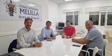 En la reunión mantenida entre el consejero de Deporte y el presidente de la Federación Española de Triatlón, asistieron el director general de deportes de la CAM y el presidente de la Territorial melillense.