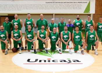 Imagen de la escuadra de los Veteranos del Unicaja Baloncesto, que cuenta en sus filas con jugadores que compitieron en ACB y competiciones europeas.