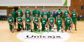 Imagen de la escuadra de los Veteranos del Unicaja Baloncesto, que cuenta en sus filas con jugadores que compitieron en ACB y competiciones europeas.