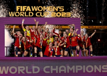 Sydney (Australia), 20/08/2023.- Team Spain celebrate with the winner'Äôs trophy after winning the FIFA Women's World Cup 2023 Final soccer match between Spain and England at Stadium Australia in Sydney, Australia, 20 August 2023. (Mundial de Fútbol, España) EFE/EPA/DEAN LEWINS AUSTRALIA AND NEW ZEALAND OUT