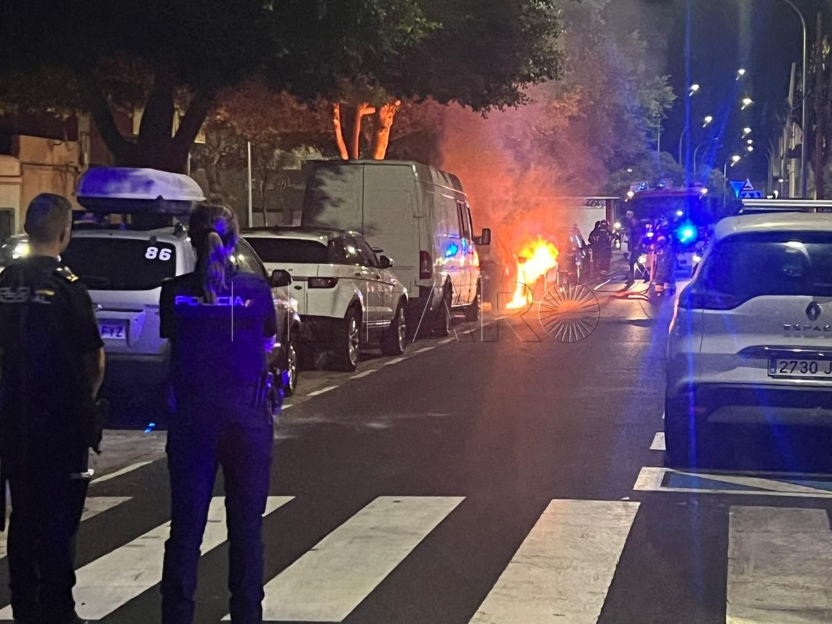 Arde un vehículo de madrugada en el barrio del Real