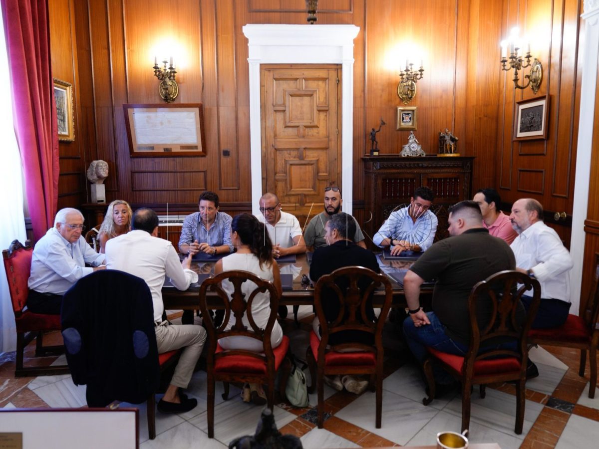 El presidente de la ciudad se reúne con los empresarios de hostelería con el propósito de impulsar el sector