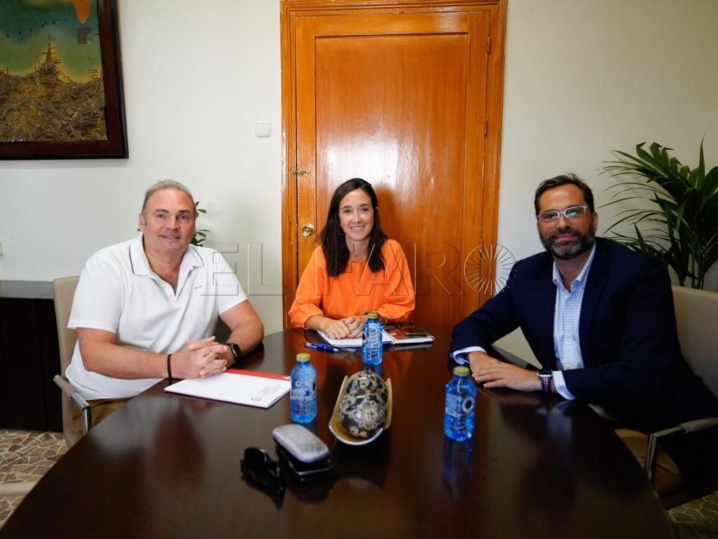 La consejera de Presidencia y el diputado Delegado de Asuntos Universitarios se reúnen con el decano de la Facultad de Ciencias Sociales