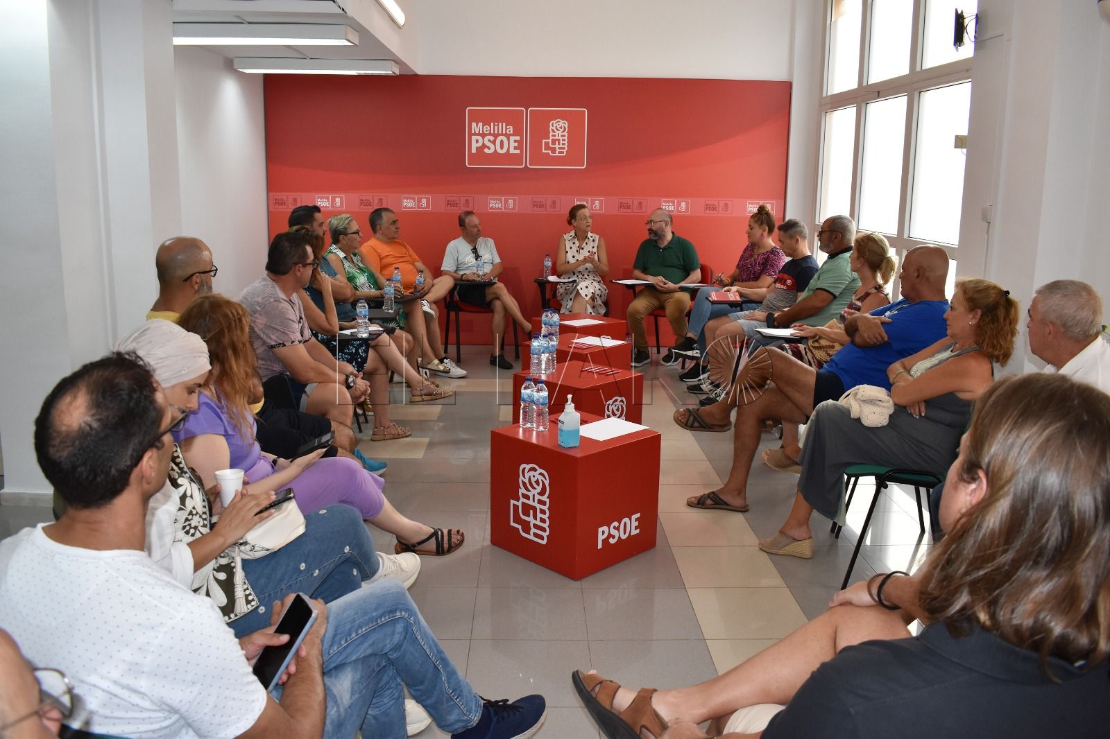 El PSOE aborda con entidades y sectores sociales el uso peatonal del Dique Sur