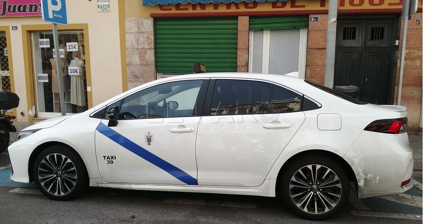 La Ciudad pondrá azules las franjas de los taxis