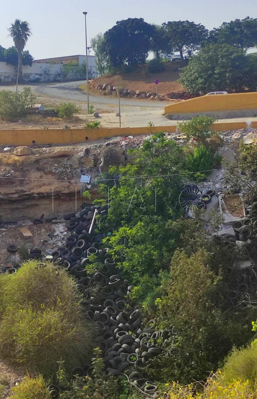 Guelaya denuncia los riesgos de los grandes vertidos de neumáticos en la periferia
