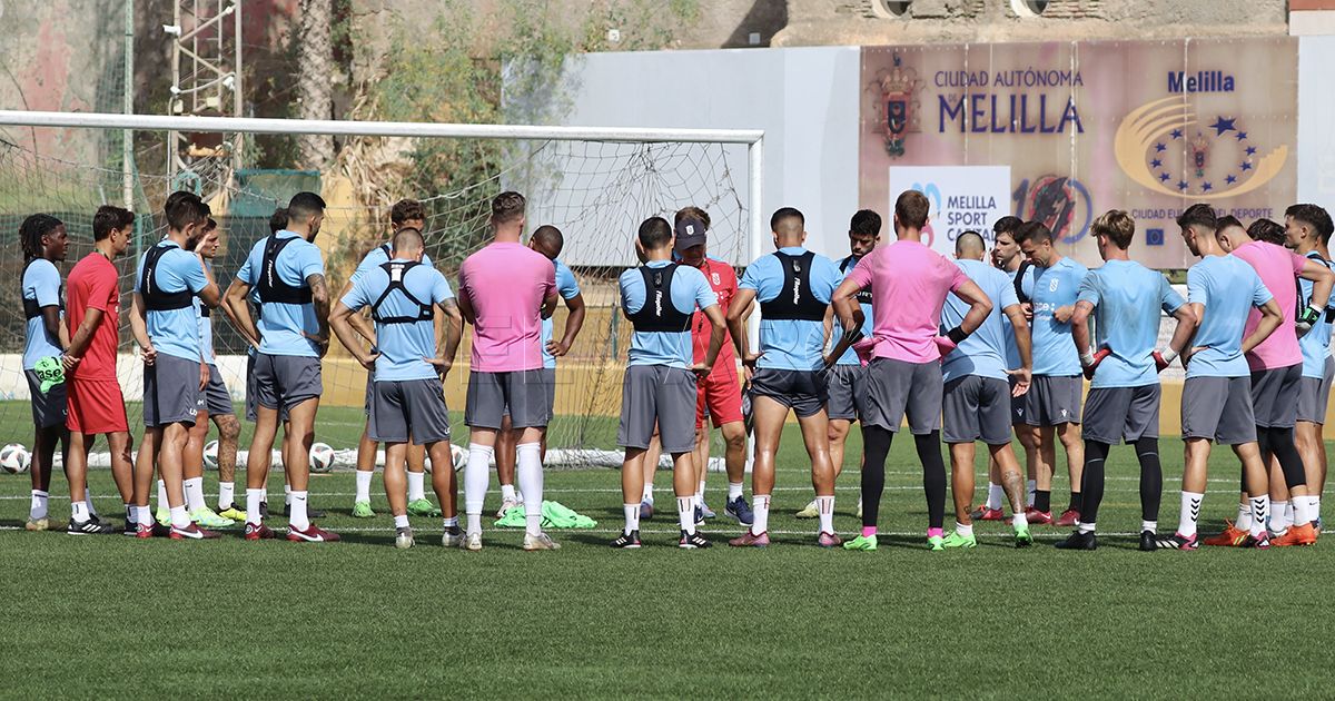 La UD Melilla se viste de corto