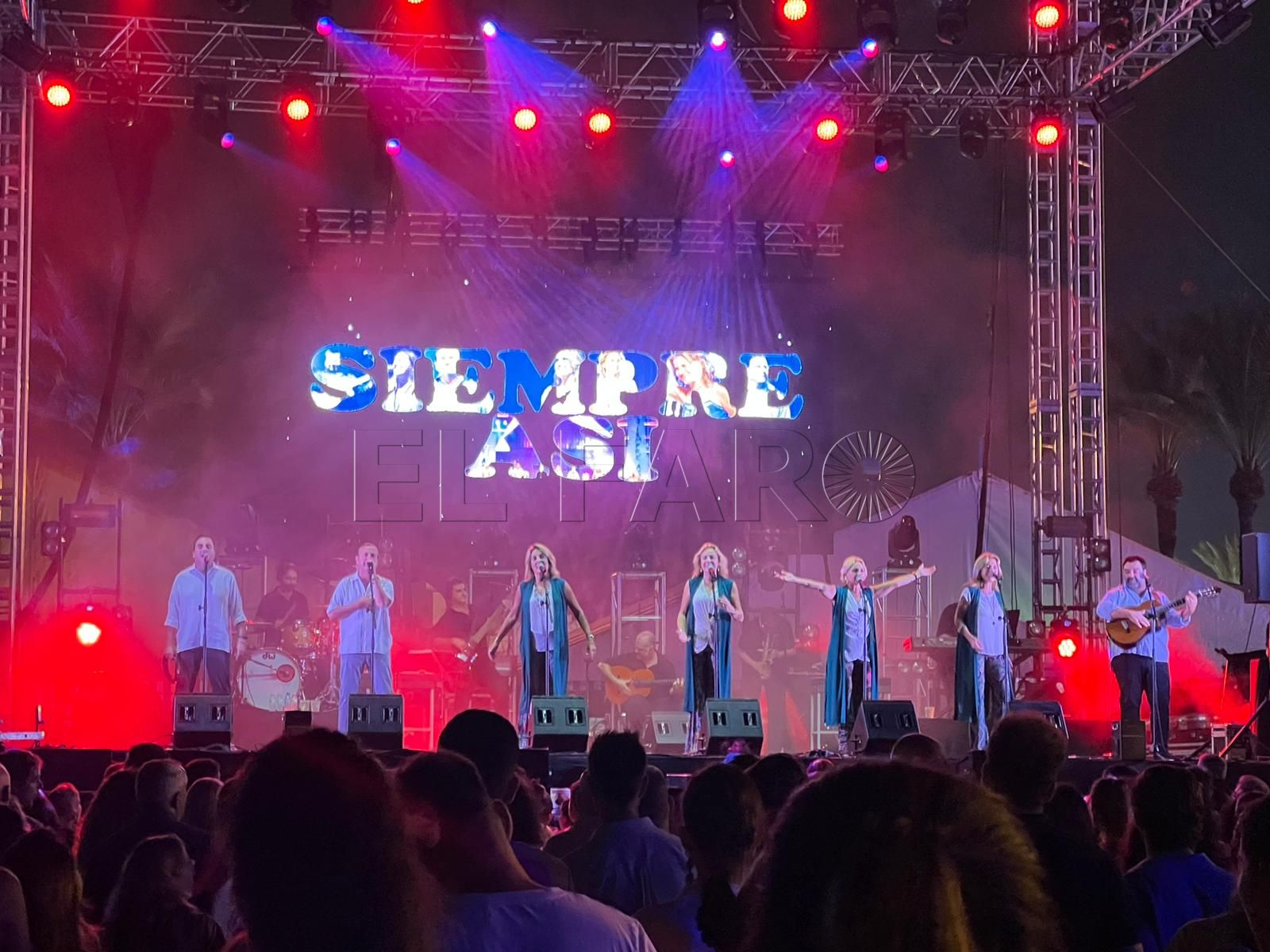 Cientos de personas bailan y cantan al ritmo de ‘Siempre Así’ en la Feria