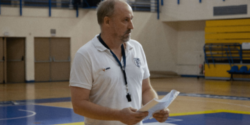 El entrenador del Decano, el sevillano Rafa Monclova, durante una de las sesiones de entrenamiento del equipo durante la presente pretemporada.