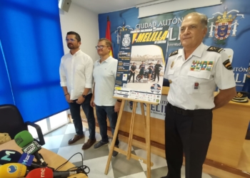 Imagen del consejero de Educación, Juventud y Deportes, junto al presidente de la Asociación Autismo Melilla y el Jefe Superior de Policía Nacional en Melilla, mostrando el cartel de la prueba.