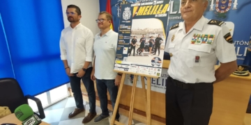 Imagen del consejero de Educación, Juventud y Deportes, junto al presidente de la Asociación Autismo Melilla y el Jefe Superior de Policía Nacional en Melilla, mostrando el cartel de la prueba.