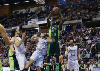 Imagen de Maodo Nguirane luciendo la camiseta del Unicaja Málaga durante la temporada 2014/2015.