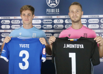 Álvaro Yuste y Javi Montoya con las camisetas que lucirán a lo largo de la presente temporada en las filas unionistas.