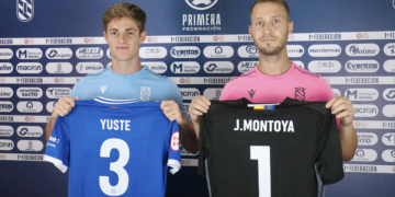 Álvaro Yuste y Javi Montoya con las camisetas que lucirán a lo largo de la presente temporada en las filas unionistas.