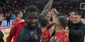 Maodo Nguirane, en primer término, tras un partido disputado con el Casademont Zaragoza el pasado curso.