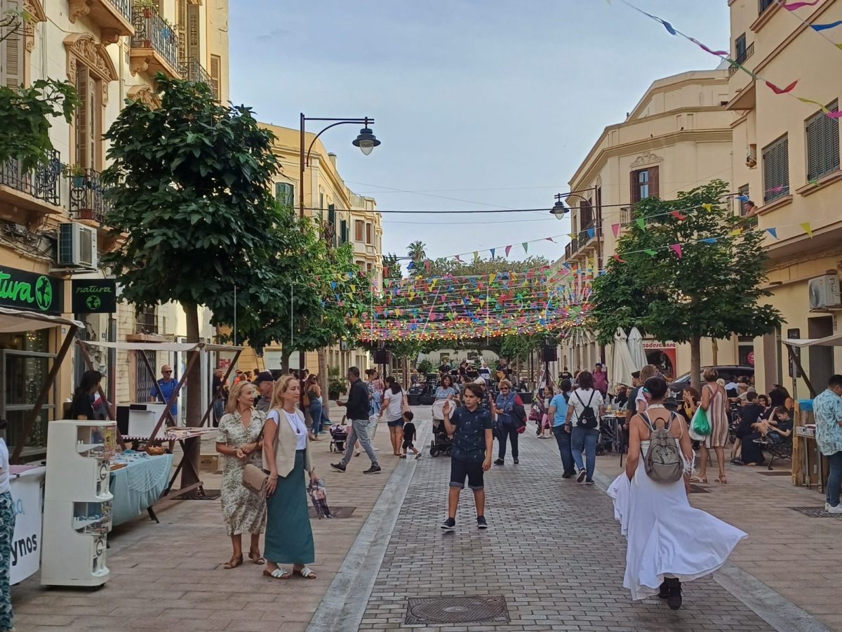 El centro de Melilla vibra con la celebración de una verbena popular