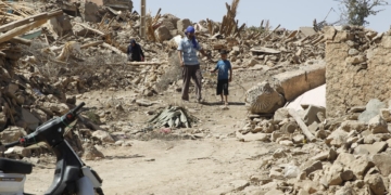 TAFAGAJT (MARRUECOS), 09/09/2023.- Varias personas caminan entre los escombros en la aldea de Tafagajt, en Marruecos, cerca del epicentro del devastador terremoto que ha dejado, hasta el momento, 1.037 muertos y 1.204 heridos en una decena de provincias del país norteafricano. El seísmo, de magnitud 7, tuvo su epicentro en la localidad de Ighil, situada unos 80 kilómetros al suroeste de la ciudad de Marrakech, una zona en la que, según los expertos, no se esperaba que pudiera darse un terremoto de tanta fuerza. EFE/ María Traspaderne