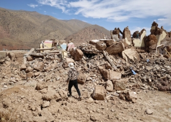 Talat N'yaquoub (Morocco), 12/09/2023.- A person walks through rubble from damaged buildings following a powerful earthquake in the village of Talat N'Yaaqoub, south of Marrakesh, Morocco, 12 September 2023. The magnitude 6.8 earthquake that struck central Morocco late 08 September has killed more than 2,800 people, damaging buildings from villages and towns in an area stretching from the Atlas Mountains to Marrakesh, according to the country's Interior Ministry. Morocco's King Mohammed VI on 09 September declared a three-day national mourning for the victims of the earthquake. (Terremoto/sismo, Marruecos) EFE/EPA/MOHAMED MESSARA