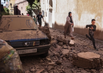 Marrakesh (Marrocos), 10/09/2023.- People walk on a street with damaged buildings that collapsed in a powerful earthquake in Marrakech, Morocco, 10 September 2023. A magnitude 6.8 earthquake that struck central Morocco late 08 September has killed at least 2,012 people and injured 2,059 others, 1,404 of whom are in serious condition, damaging buildings from villages and towns in the Atlas Mountains to Marrakesh, according to a report released by the country's Interior Ministry. The earthquake has affected more than 300,000 people in Marrakesh and its outskirts, the UN Office for the Coordination of Humanitarian Affairs (OCHA) said. (Terremoto/sismo, Marruecos) EFE/EPA/TIAGO PETINGA