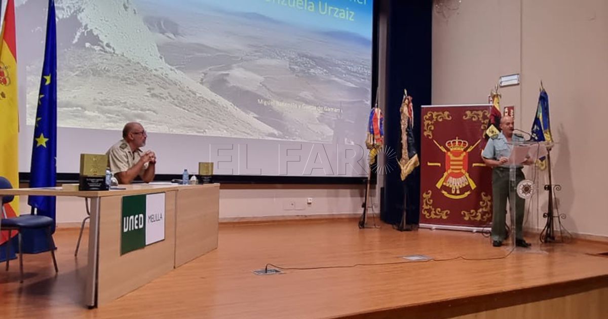 La conferencia 'La muerte del teniente coronel Valenzuela' llena el salón de actos de la UNED