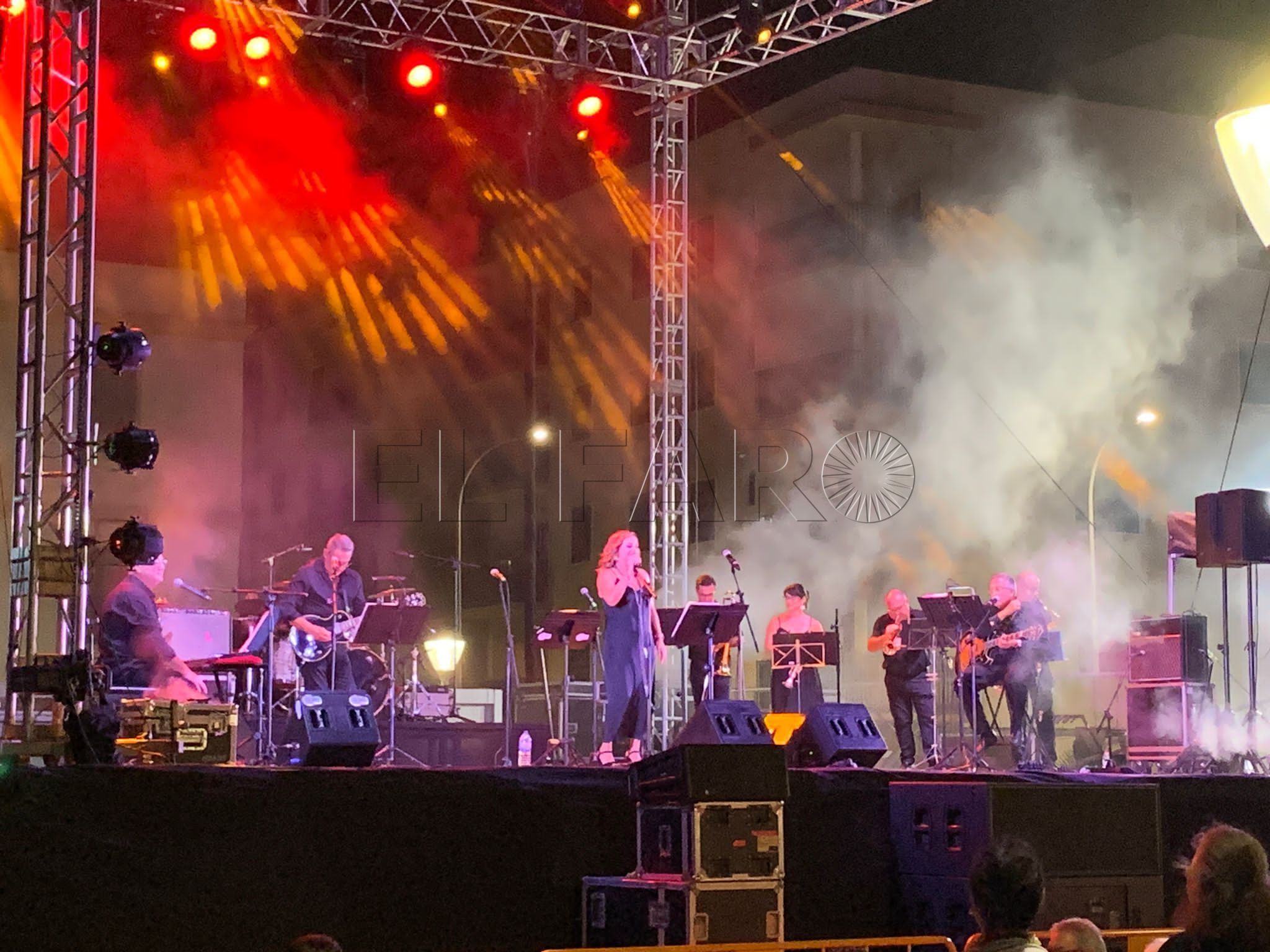 'Cita Previa' llena de música de los ochenta la Plaza de las Culturas