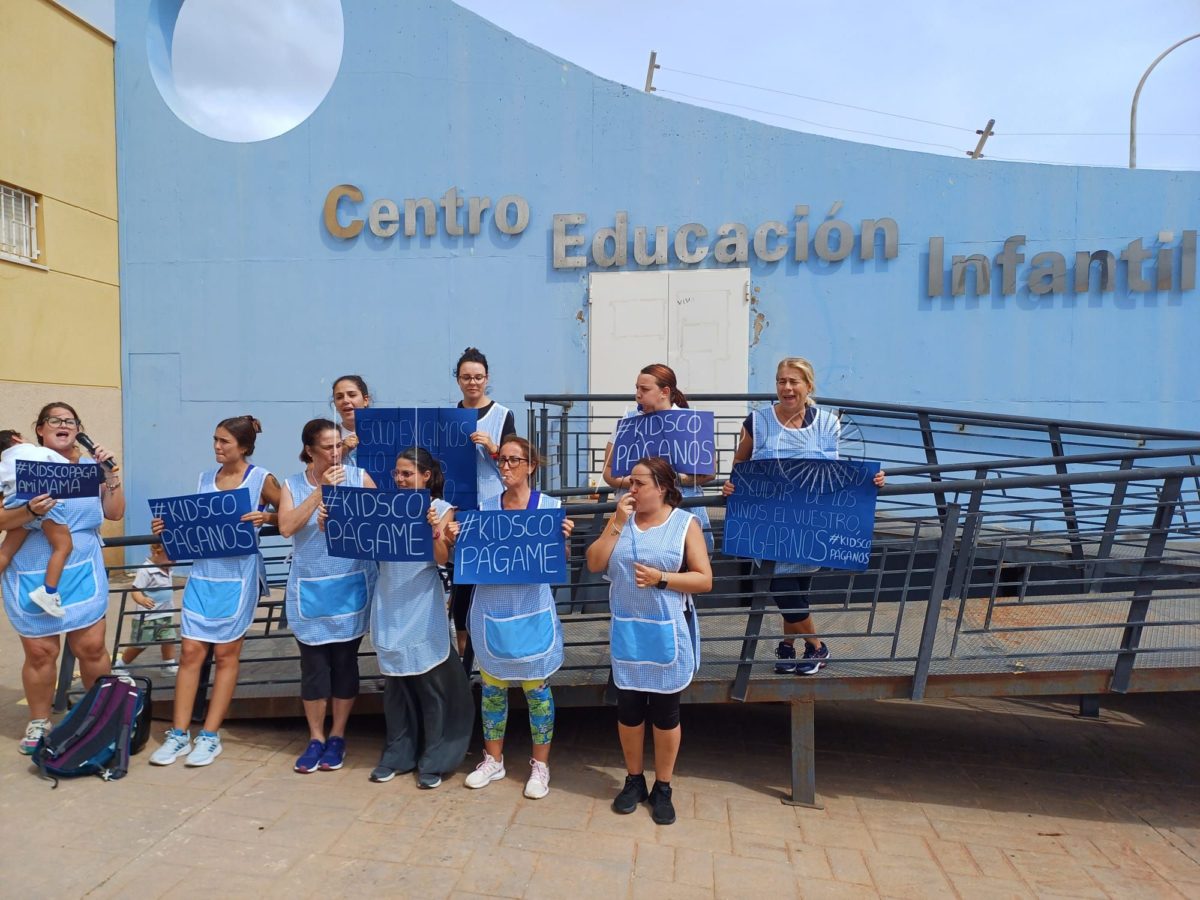 Las trabajadoras de la guardería 'Melilla' protestan por el pago irregular de sus salarios