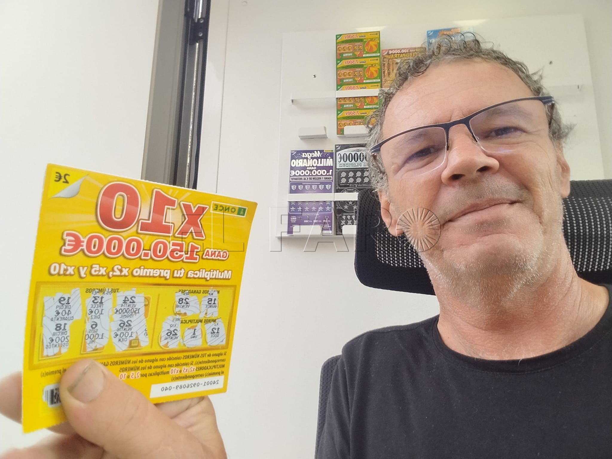 La ONCE entrega un premio de 1.000 euros a una mujer en el día de su cumpleaños gracias a un "rasca" de 2 euros