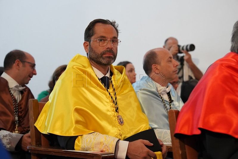 El responsable de universidades asiste a la apertura del curso académico de la UGR