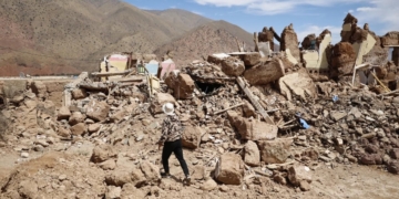 Talat N'yaquoub (Morocco), 12/09/2023.- A person walks through rubble from damaged buildings following a powerful earthquake in the village of Talat N'Yaaqoub, south of Marrakesh, Morocco, 12 September 2023. The magnitude 6.8 earthquake that struck central Morocco late 08 September has killed more than 2,800 people, damaging buildings from villages and towns in an area stretching from the Atlas Mountains to Marrakesh, according to the country's Interior Ministry. Morocco's King Mohammed VI on 09 September declared a three-day national mourning for the victims of the earthquake. (Terremoto/sismo, Marruecos) EFE/EPA/MOHAMED MESSARA