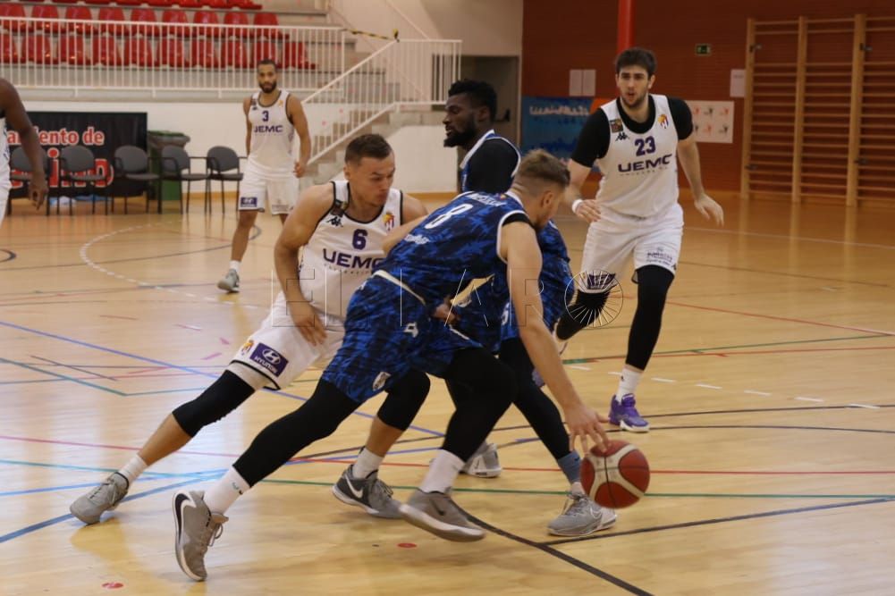 El Oviedo acribilla a triples al Melilla BC