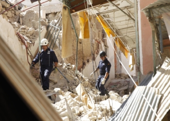 GRAF7989. MARRAKECH (MARRUECOS), 10/09/2023.- Miembros españoles de Bomberos Unidos sin Fronteras inspeccionan las ruinas de un edificio en la localidad de Mulay Ibrahim, a 55 kilómetros al sur de Marrakech y cerca del epicentro del terremoto ocurrido el pasado viernes que afectó a varias provincias del sur del país, y que por el momento ha dejado un balance más de 2.000 personas fallecidas y más de 2.000 heridas. Un equipo de rescate de la Unidad Militar de Emergencias (UME) del ejército, compuesto por 56 militares y 4 perros, ha llegado este domingo a Marrakech para trabajar en una zona situada a 25 kilómetros del epicentro del terremoto, y está previsto el envío de otros efectivos de Madrid, Málaga y Cataluña. EFE/Maria Traspaderne