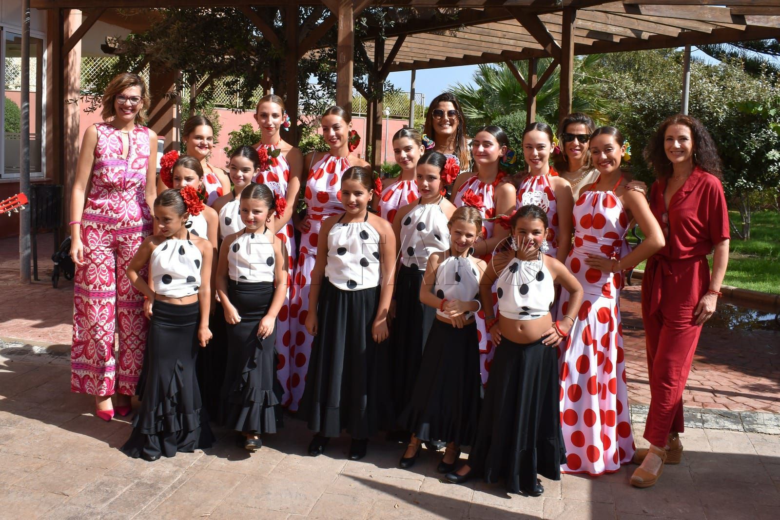 El ritmo del Ballet de Colores llena de alegría la Residencia de Mayores