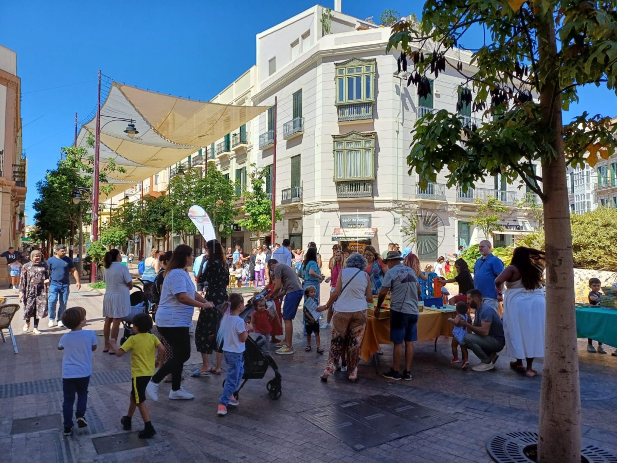 Los melillenses más jóvenes disfrutan de una mañana de juegos en los talleres infantiles de Zona Centro