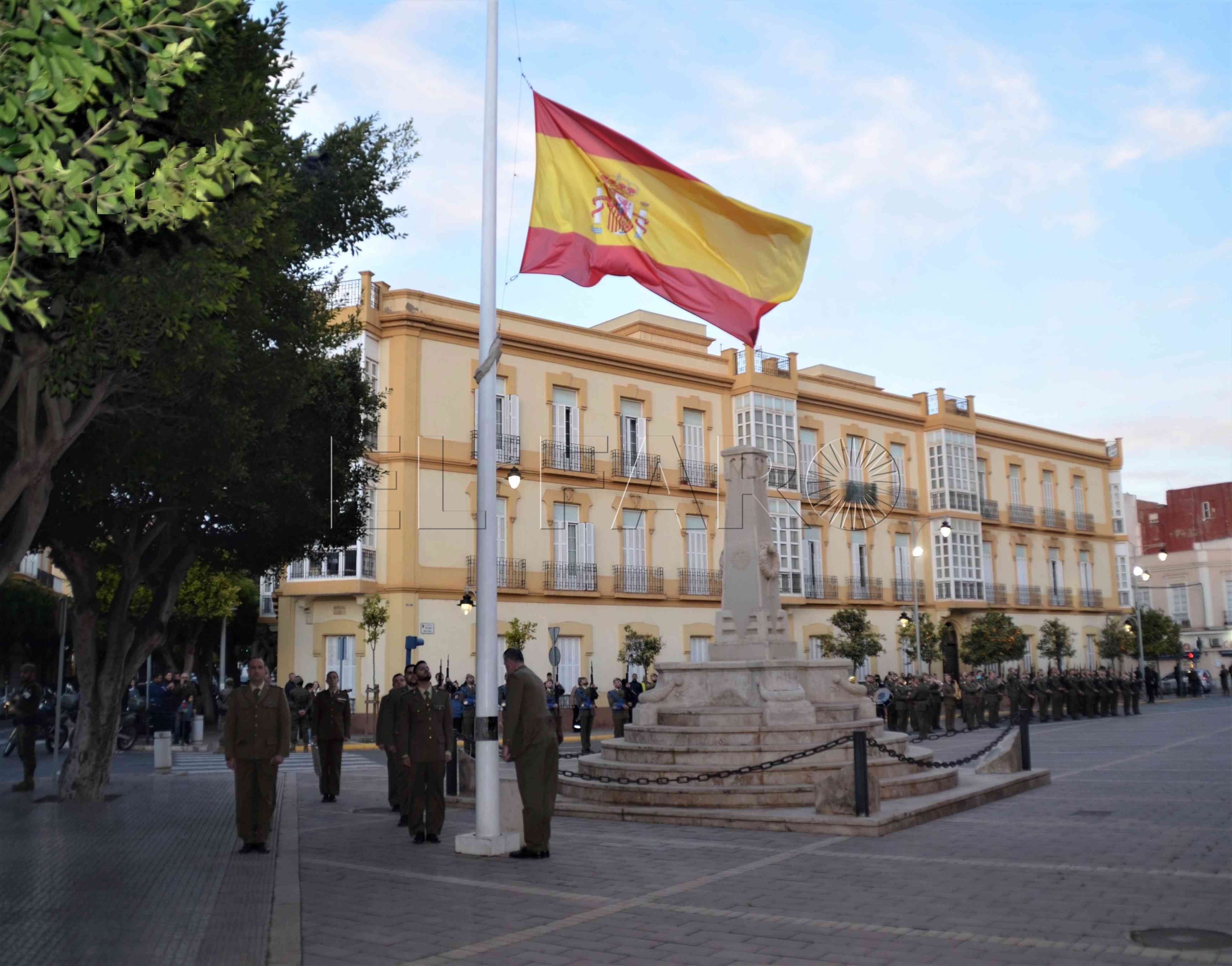 Arriado de Bandera especial por el Día de la Fiesta Nacional