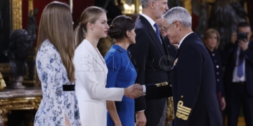 MADRID, 31/10/2023.- La princesa Leonor estrecha la mano al almirante jefe de Estado Mayor de la Armada, Antonio Piñeiro (d), en el Salón del Trono del Palacio Real, durante el saludo a los invitados al almuerzo, tras el acto en el que se le impuso el Collar de la Orden de Carlos III y del acto de la jura de la Constitución de la Princesa de Asturias por su mayoría de edad ante las Cortes Generales, en una solemne sesión conjunta de las dos cámaras legislativas que se ha celebrado este martes en el hemiciclo de la Cámara Baja. EFE/Daniel González POOL