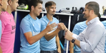 Miguel Ángel Fernández Bonnemaisón, consejero de Educación, Juventud y Deportes de la CAM, acudió ayer al vestuario unionista para trnsmitir fuerza y ánimo a la plantilla.