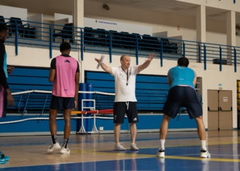 Rafa Monclova da instrucciones a sus jugadores durante un entrenamiento.