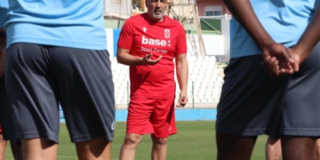 El técnico unionista dando instrucciones a sus jugadores durante uno de los entrenamientos previos al choque.