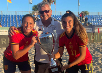 Lorena Asensio y Natalia Cuadrado, junto al presidente de la RFMF y del comité de Fútbol Playa de la RFEF, Diego Martínez.