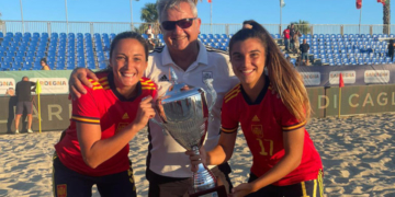 Lorena Asensio y Natalia Cuadrado, junto al presidente de la RFMF y del comité de Fútbol Playa de la RFEF, Diego Martínez.