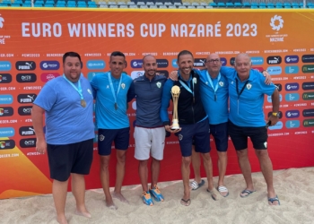 Sidi Omar, junto a los componentes del staff técnico, posan con el trofeo conseguido tras imponerse en la Euro Winner 2023 disputada en Nazaré.