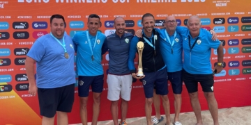 Sidi Omar, junto a los componentes del staff técnico, posan con el trofeo conseguido tras imponerse en la Euro Winner 2023 disputada en Nazaré.