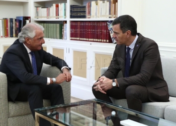 MADRID, 23/10/2023.- El presidente del Gobierno en funciones, Pedro Sánchez (d), se reúne con el presidente de la Federación de Comunidades Judías en España, Isaac Benzaquen, este lunes en el palacio de la Moncloa en Madrid. Sánchez ha garantizado este lunes a las comunidades judía y musulmana de España, con quienes se ha reunido, que el Ejecutivo mantendrá sus esfuerzos para buscar una solución diplomática y política ante el conflicto entre Israel y Hamás. EFE/Moncloa/Fernando Calvo / ***SOLO USO EDITORIAL/SOLO DISPONIBLE PARA ILUSTRAR LA NOTICIA QUE ACOMPAÑA (CRÉDITO OBLIGATORIO)***