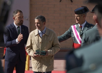 GRAF1970. VITORIA, 22/10/2023.- El pasado 12 de octubre Javier Manuel Pernía (c) recibe el premio tricornio amigo de manos del Delegado de Gobierno en el Pais Vasco, Ddenis Itsaso (i), y el General de Brigada Jefe de Zona del País Vasco, Jose Antonio Mingorance (d), como agradecimiento por poner flores cada semana durante los ultimos 15 años en el solar del cuartel de la Guardia Civil de Legutio donde la madrugada del 14 de mayo del 2008 murió por un coche bomba de la banda terrorista ETA un guardia civil, Juan Manuel Piñuel. EFE/ADRIÁN RUIZ-HIERRO